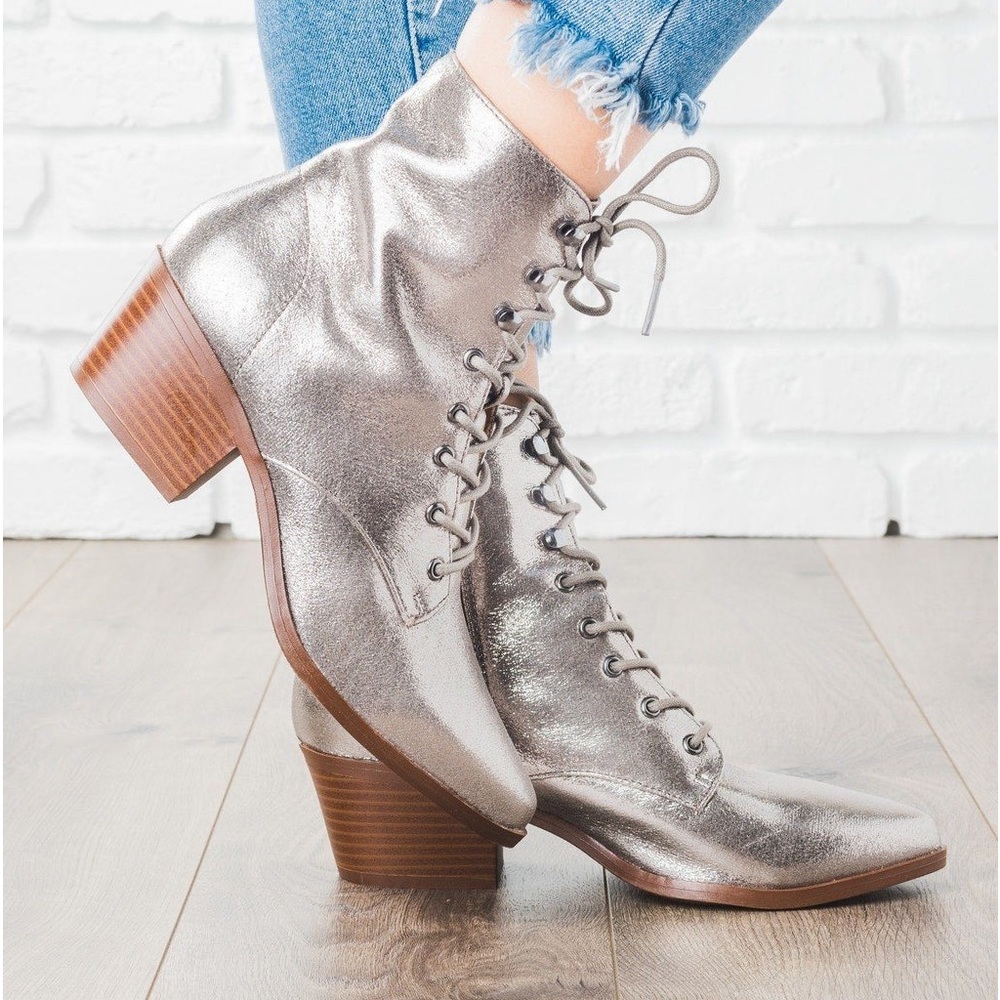GLAM SHINY SILVER LACE-UP BOOTS